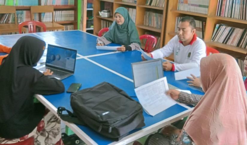 Tim dari MIN 4 Bengkulu Tengah, yang dipimpin oleh Kepala Sekolah Lestari Sri Rejeki, S.Pd, S.sos.I, bersama dengan Budi Irawan, S.Pd.I, mengadakan rapat persiapan untuk menjadi penyelenggara madrasah inklusi.  (Foto: dok/Penarafflesia.com)