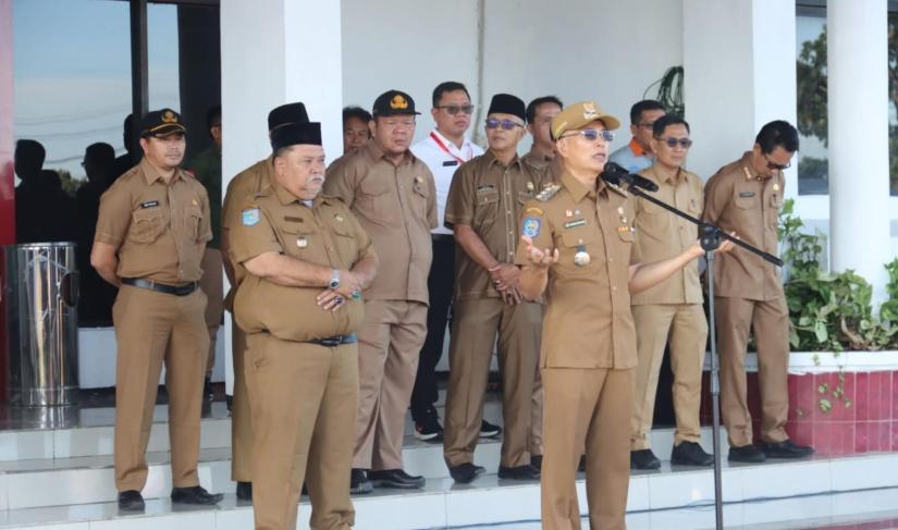 Bertindak sebagai pembina apel Bupati Bengkulu Selatan Gusnan Mulyadi  ,S.E ,M.M dan diikuti Wakil Bupati Bengkulu Selatan H Rifai Tajudin S.Sos
