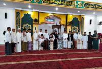 Bupati Seluma Erwin Octavian, Wakil Bupati Drs. Gustianto, Sekda Seluma H. Hadianto, Ketua DPRD Seluma Nofi Eriyan Andesca Serta Dandim 0425 Seluma Letkol Inf Syafrinald melaksanakan ibadah Shalat Idul Adha di Masjid Agung Baitul Falihin(10/7/2022) 