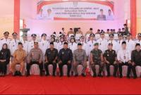 Bupati Seluma Erwin Octavian melantik dan mengambil sumpah 37 Kepala desa Terpilih dalam pilkades 22 Juni lalu.