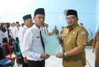 Bupati Seluma Erwin Octavian, SE menyerahkan 160 SK dan Mengambil Sumpah Pengangkatan Pegawai Pemerintah dengan Perjanjian Kerja (PPPK) Guru Tahap ll Formasi Tahun 2021 di Ruang Gedung PGRI Kabupaten Seluma, Senin (22/8/2022).