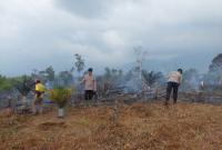 Personel Polsek Lebong Utara Polres Lebong Polda Bengkulu, membantu memadamkan api kebakaran hutan dan lahan (Karhutla) di Desa Ladang Palembang Kecamatan Lebong Utara, Kabupaten Lebong, Minggu (17/9/2023) siang kemarin.