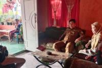 Oknum guru olahraga di salah satu SMA di Bengkulu Tengah memukul kaki 10 murid lantaran tidak membawa raket badminton saat praktik olahraga, Sabtu (26/8/2023) lalu.