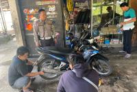 Personel Unit Kamsel Satlantas Polres Lebong Polda Bengkulu, melaksanakan penerangan keliling untuk menyampaikan imbauan kepada masyarakat di Desa Talang Ulu Kecamatan Lebong Utara, Kabupaten Lebong, Sabtu (31/9).