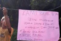Warga Desa Lawang Agung Kecamatan Air Periukan Kabupaten Seluma Provinsi Bengkulu menggelar aksi protes, Rabu siang (30/8/2023).