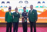 Foto:  Gubernur menerima cindera mata dari TP Sriwijaya.