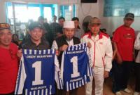 Helmi-Dedy Dapat Kenang-kenangan dari Warga Jelang Akhir Masa Kepemimpinan 