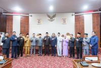 Foto bersama usai penandatanganan Nota Kesepakatan Bersama KUA dan PPAS APBD-Perubahan Provinsi Bengkulu 2024