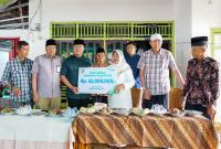 Pemberian santunan tenaga kerja sosial kecamatan.