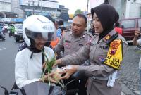 Jelang berakhirnya Operasi Ketupat 2023, Pospam Lebaran Polres Sukoharjo tepatnya di Pospam Simpang Tugu Kartasura dipenuhi karangan bunga dari masyarakat, Senin (1/5/2023).