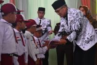 Bupati Rejang Lebong Syamsul Effendi memberikan bantuan 8.083 seragam sekolah gratis kepada murid jenjang SD/SMP, Senin (20/11/23).