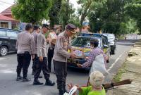 Pada Rabu (05/04), rombongan dari Polres Rejang Lebong Polda Bengkulu melakukan pembagian Bantuan Kemanusiaan Untuk Negeri di enam lokasi berbeda/foto/ humas polres rejang lebong/
