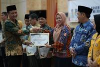 Pemberian penghargaan dari Gubernur Bengkulu kepada Organisasi Perangkat Daerah (OPD) atas penilaian hasil Pengawasan Kearsipan Internal tahun 2022.