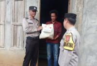 Melalui Program Bantuan Kemanusiaan Untuk Negeri,  Personel Polres Kepahiang  Distribusikan Bansos Bagi Masyarakat, Sabtu 13 April 2023./foto: Polres Kepahiang/