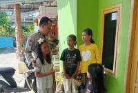 Bhabinkamtibmas Polsek Pino Polres Bengkulu Selatan Polda Bengkulu Aiptu Robi Irawan S.H menyambangi  anak anak Desa Ulak Lebar Kecamatan Pino Kabupaten Bengkulu Selatan, Minggu (21/5/2023). 