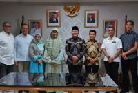 Foto bersama usai penandatanganan kesepakatan di Kantor Badan Penghubung Provinsi Bengkulu Jakarta, pada Rabu (6/12).
