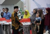 Tampak Gubernur Rohidin Serahkan Bantuan Secara SImbolis