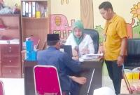 Syaukani saat menjani pemeriksaan pad Unit PPA Satrekrim Polres Kepahiang