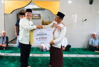 Gubernur Rohidin Serahkan Bantuan Dana Hibah Masjid di Bengkulu Selatan.