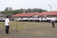 Wakil Bupati Seluma Drs. Gustianto menjadi pembina Apel Pagi pertama setelah libur Hari Raya Idulfitri 1444 H Tahun 2023 di Pasar Sembayat,  Rabu (26/4/2023). 
