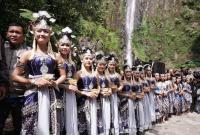 Tradisi Siraman Air Terjun Sedudo, Kamis (3/8/2023).