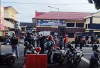 Pendemo di depan Polresta Bengkulu terkait penangkapan Pejabat Pemprov, Minggu (24/11/24).