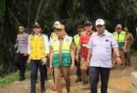 Bupati Gusnan Mulyadi tinjau lokasi tanah longsor, belum lama ini.