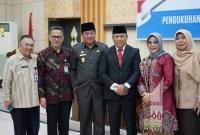 Pengukuhkan Kepala Perwakilan Badan Kependudukan dan Keluarga Berencana Nasional (BKKBN) Provinsi Bengkulu Zamhari di ruangan Pola Kantor Gubernur Bengkulu, Kamis (14/03/2024).
