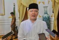 Gubernur Rohidin Mesyah saat diwawancarai.