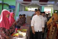Bupati Bengkulu Selatan saat meninjau stand pangan siswa salah satu sekolah di BS.