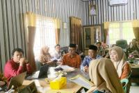 Asisten Administrasi dan Umum membuka Rapat Pemantapan Penyusunan Sistem Pengendalian Intern Pemerintah (SPIP) Terintegrasi terkait penuntasan kemiskinan dan pertanian di Kabupaten Seluma Tahun 2024, Kamis (1/8/2024)
