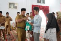 Yasinan dan pemberian bantuan kepada anak yatim, yatim piatu, fakir miskin, serta penderita thalasemia, di Gedung Daerah Serasan Seijoan, Selasa (6/8/2024).