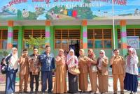 Dinas LHK Provinsi Bengkulu yang tergabung dalam Tim Pembina Adiwiyata saat bersama pihak sekolah. (Aldo~PenaRafflesia.Com)