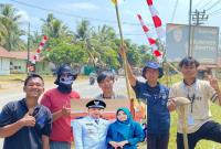 Karang taruna bersama pemdes desa sawang lebar melaksanakan pemasangan umbul umbu."Redy penarafflesia.com"