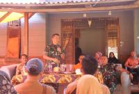 Panglima Kodam II/Sriwijaya (SWj) Mayjen TNI Yanuar Adil melaksanakan kunjungan kerja (Kunker) ke Desa Tanjung Kemenyan, Kecamatan Napal putih kab.bengkulu Utara ( Poto: Redy/penarafflesia.com )