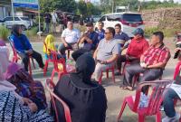 PJ Walikota Bengkulu Arif Gunadi meninjau kondisi infrastruktur di Perumahan Alpatindo, Kelurahan Sukarami, Kota Bengkulu, Selasa (30/1/24). (Foto: Fatmala/Penarafflesia.com).