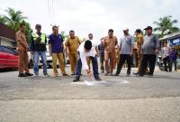 Bupati Seluma Erwin Octavian saat mulainya titik nol jalan Desa Talang  Kabu kecamatan Ilir talo kab. Seluma.