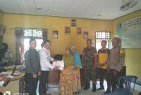 Pembagian BLT dd desa talang Ginting secara simbolis oleh kepala desa beserta unsur tripika kecamatan air besi Bu." Redy Penarafflesia.com"