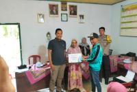 Kepala desa suka langu membagikan BLT dd secara simbolis." Redy Penarafflseia.com "