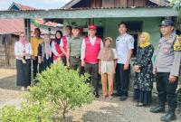 Pemasangan stiker dirumah penerima bantuan program PKH dan BPNT desa tanjung agung, bersama unsur tripika dan kepala dinas sosial Bu." Redy Penarafflesia.com"