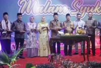 Pemotongan Tumpeng oleh Sekda Seluma malam Syukuran HUT Kabupaten Seluma ke -21 tahun 2024