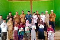 Poto bersama Bupati Seluma kepada masyarakat Talang Sebaris yang berhak menerima bantuan