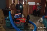 Kepala Desa Pondok Bakil bersama PPL dan ketua kelompok tani menerima langsung secara simbolis bantuan mesin pompa air dari dinas pertanian Bu." Redy Penaraffledia.com "