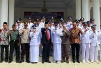 Bupati BU Ir H Mian bersama PJ kades beserta undangan lain nya