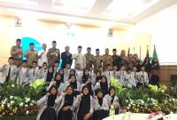 Gubernur Bengkulu Rohidin Mersyah berfoto bersama usai memberikan pengarahan inspiratif kepada Siswa/i SMP IT Madani International School Seginim. (foto: Fatmala/Penarafflesia.com).
