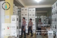 Personel Sat Samapta Polres Bengkulu Selatan melakukan patroli presisi di sekitar kantor KPU, BAWASLU, dan Gudang Logistik KPU, sebagai upaya peningkatan keamanan menjelang Pemilu 2024, pada 22 Januari 2024 (foto: Polda Bengkulu)