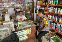   Bhabinkamtibmas BRIPKA Rizki Dwipa Yanto dan Briptu Rahman Saputra SH Melakukan Pemantauan Harga Sembako dan Elpiji 3 Kg di Warung Manisan, Desa Dusun Baru, Kecamatan Seginim (Foto: Humas Polda Bengkulu)