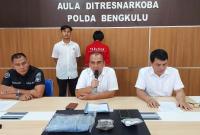  AKBP. Tonny Kurniawan, S.Ik, Wakil Direktur Reserse Narkoba Polda Bengkulu, tengah memberikan keterangan kepada pers.  (Foto: Agus/Penaraflesia.com)