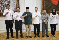 Gubernur Bengkulu Rohidin Mersyah menyambut Kakanwil Kementerian Hukum dan Hak Asasi Manusia (Kemenkumham) Bengkulu, Santosa, terkait kunjungan kerja di Kantor Balai Semarak pada Rabu (20/3/2024).