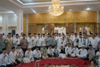Gubernur Bengkulu Rohidin Mersyah menjalin silaturahmi dan meningkatkan kualitas ibadah bersama Himpunan Keluarga Manna (HIKMA) dalam acara buka puasa dan tarawih di Balai Raya Semarak Bengkulu, Minggu (24/3).